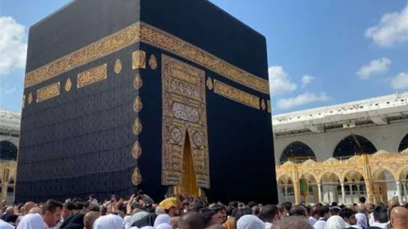 توافد مئات الآلاف إلى مكة المكرمة لأداء فريضة الحج وسط حرارة مرتفعة