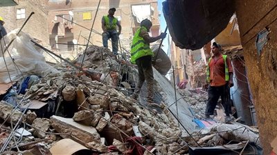 بعد استخراج 5 إصابات.. النيابة تندب لجنة لمعاينة العقار المنهار بمنطقة وسط البلد
