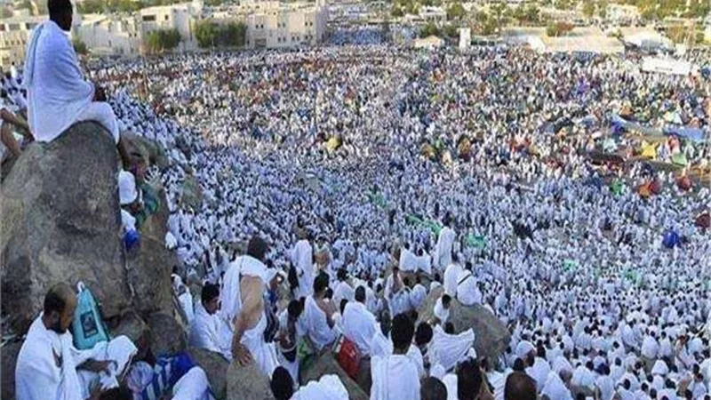 الحجاج يرمون 12 مليونا و832 ألفا و148 حصاة فى جمرة العقبة