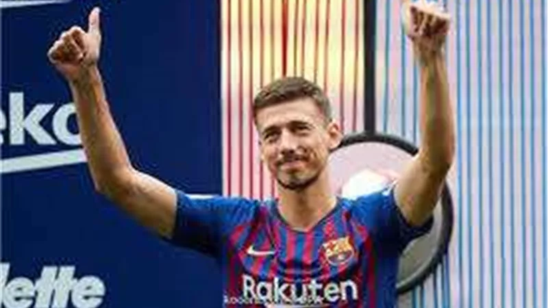 مدافع برشلونة يحسم موقفه بشأن عرض اتحاد جدة للبقاء في أوروبا