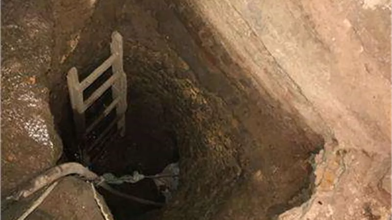 القبض على 3 رجال وسيدة بتهمة الحفر والتنقيب عن الآثار بأسوان