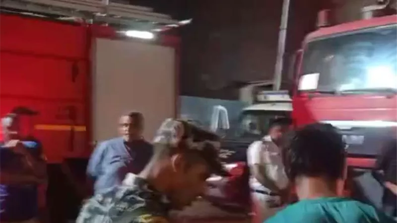 بالصور.. حريق هائل يلتهم مخزن أخشاب بمنطقة أسيوط الأزهرية