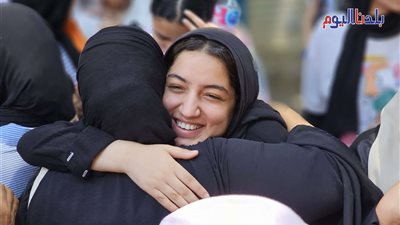 بالصور .. امتحان اللغة الإنجليزية يرسم البهجة على وجوه طلاب الثانوية العامة