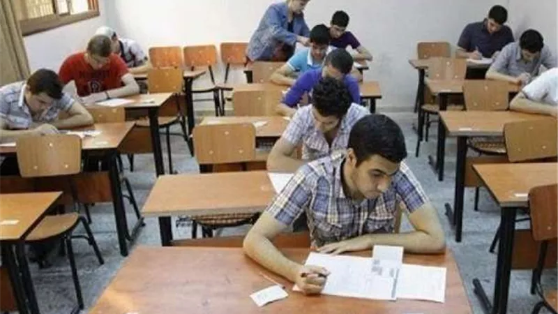 طلاب أسيوط يؤدون امتحان الفيزياء بالشعبة العلمية والتاريخ بالشعبة الأدبية