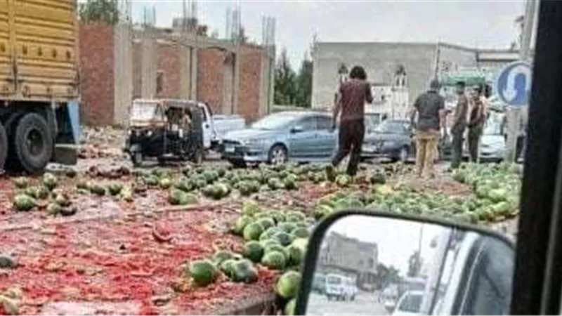 إعادة فتح طريق رافد جمصة بعد تعطل حركة المرور به بسبب عربة بطيخ