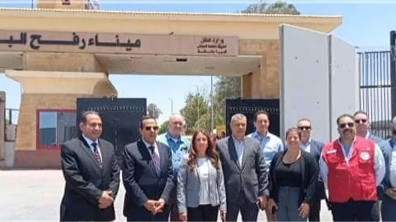 السفيرة الأمريكية بالقاهرة تتفقد معبر رفح وتشيد بدور مصر في أزمة غزة