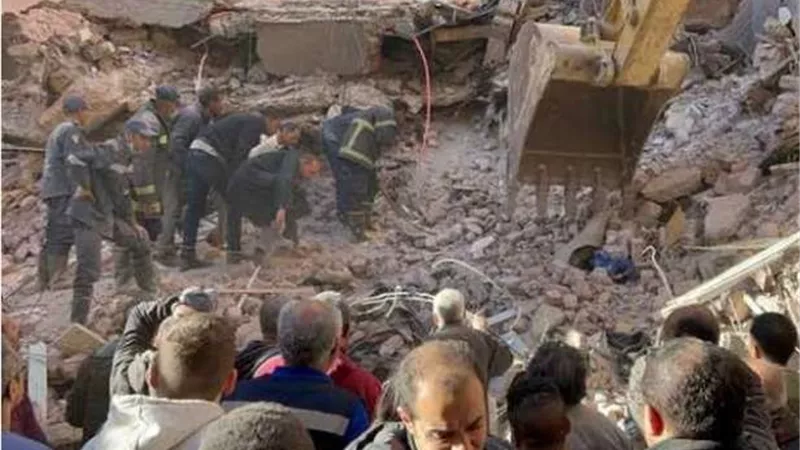 حتى الآن.. سقوط 14جثة و6 مصابين في حادث انهيار عقار أسيوط | أسماء