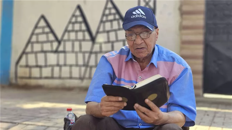 بالدعاء والقرآن.. أهالي طلاب الثانوية ينتظرون أمام اللجان