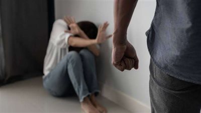 القبض على أب بتهمة التعدي على ابنته بالضرب المبرح لشكه في سلوكها بالجيزة