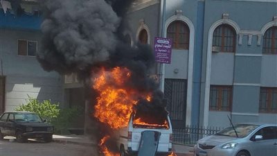 اندلاع حريق بسيارة سوزوكي أمام مسجد  بالقليوبية