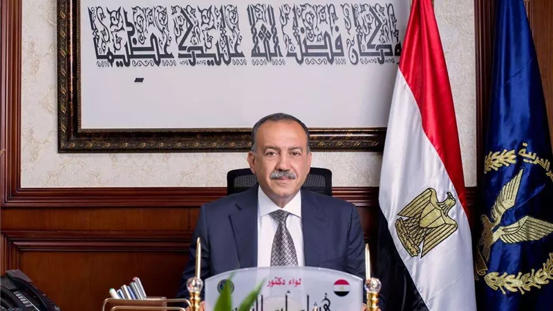 جولة مفاجئة لمحافظ أسيوط الجديد في منتصف الليل لمستشفى الصدر والرمد