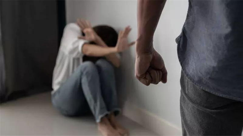 القبض على أب بتهمة التعدي على ابنته بالضرب المبرح لشكه في سلوكها بالجيزة