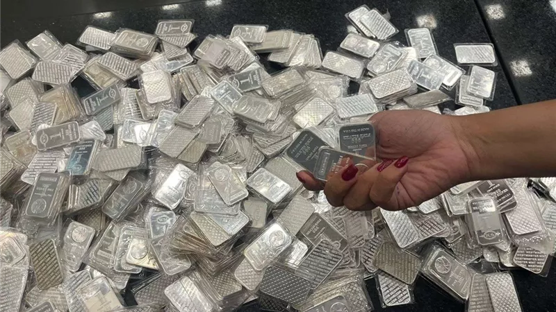 بحوزته 1210 سبيكة فضة.. ضبط مسافر أجنبي لمحاولته تهريب سبائك فضة بمطاري القاهرة وسفنكس