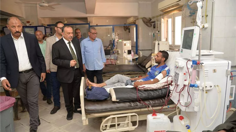 محافظ أسيوط يفاجىء العاملين بمستشفى القوصية المركزي لمتابعة سير العمل ومدى جودة الخدمة