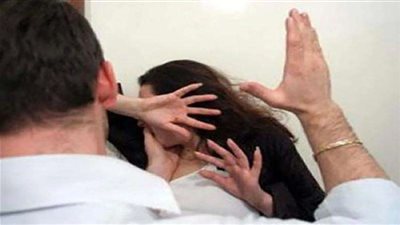 فيديو فيسبوك بالزقازيق.. تفاصيل تعدي مدير شركة على والدته المُسنة