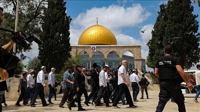 مستوطنون يقتحمون المسجد الأقصى بحماية الشرطة الإسرائيلية