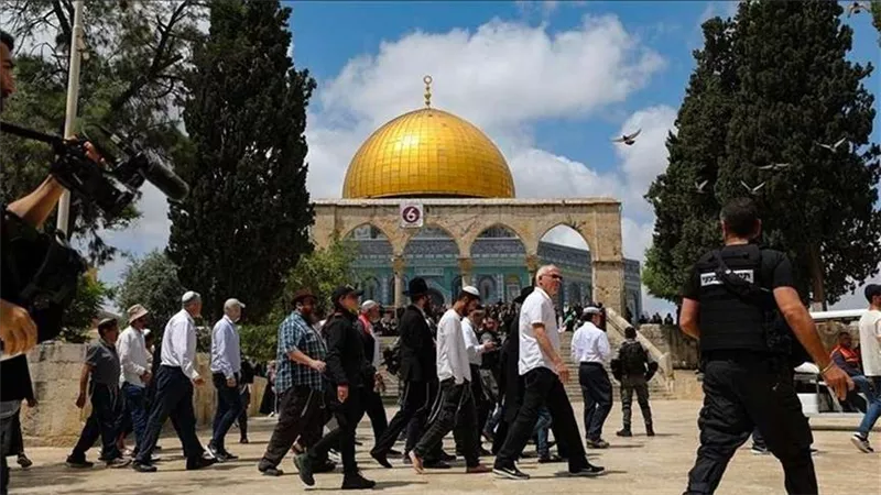 مستوطنون يقتحمون المسجد الأقصى بحماية الشرطة الإسرائيلية