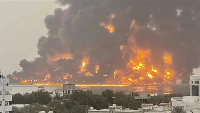 غارة أمريكية بريطانية على ميناء الحديدة في اليمن