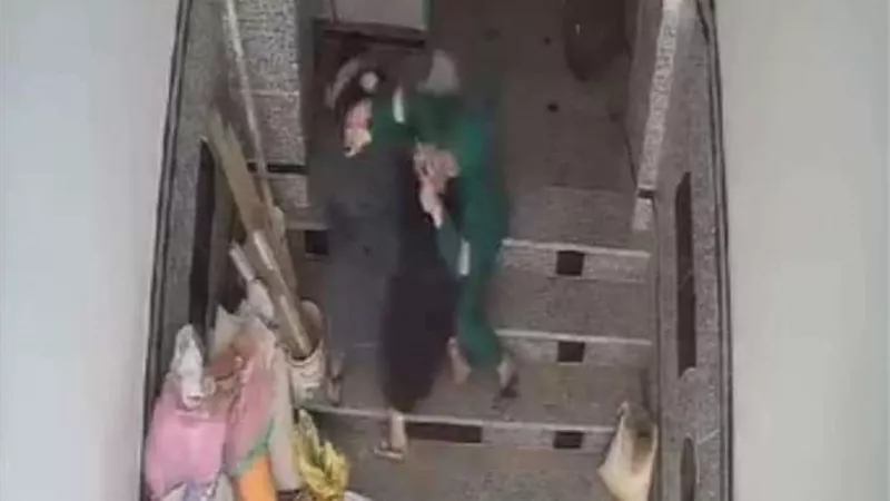 كشف ملابسات ما تم تداوله بشأن تعدي سيدة على والدة زوجها بالشرقية