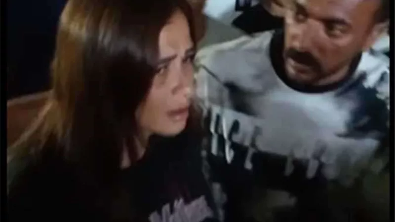 ياسمين عبد العزيز في حالة انهيار خلال وداع المنتج حسام شوقي ورفاقه