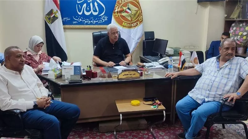 رئيس اتحاد عمال أسيوط في لقاء مع وكيل مديرية العمل لطرح مشاكل العاملين بكافة القطاعات