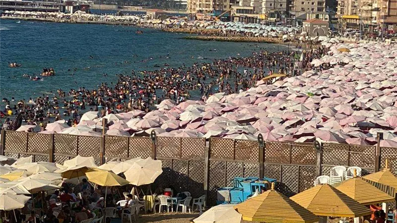 شواطئ الإسكندرية مزدحمة بالمصطافين.. وموجات تسونامي بين الواقع والخيال