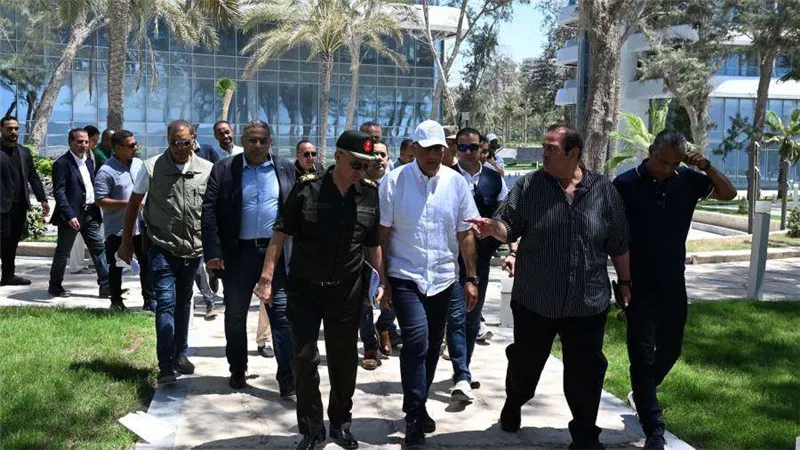 رئيس الوزراء يتفقد عددا من مكونات مشروع تطوير حدائق المنتزه