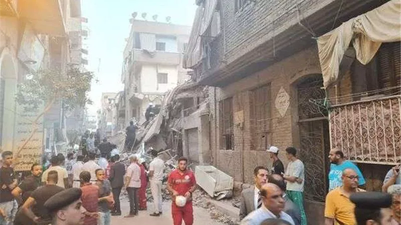 انهيار عقار يسفر عن وفاة أربعة مواطنين وإصابة سبعة في منطقة الساحل