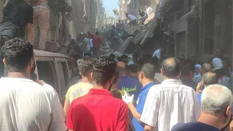 جار البحث عن ناجين.. مصرع 4 أشخاص وإصابة 7 آخرين في انهيار عقار الساحل