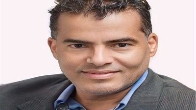 صبحي أبو شادي يكتب: «العصفورة والذئب» في البيت الأبيض.. أول سيدة تحكم أمريكا بل والعالم!