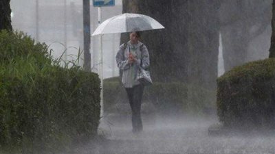 أسوان تتعرض لعاصفة ترابية وأمطار غزيرة.. مراسل إكسترا نيوز يوضح التفاصيل