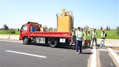 تركيب المطبات الصوتية وتخطيط الإشارات والعلامات التحذيرية بطريق دسوق المزدوج