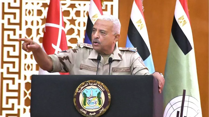 وزير الدفاع يلتقي بعدد من رجال القوات المسلحة بالمنطقة الغربية العسكرية