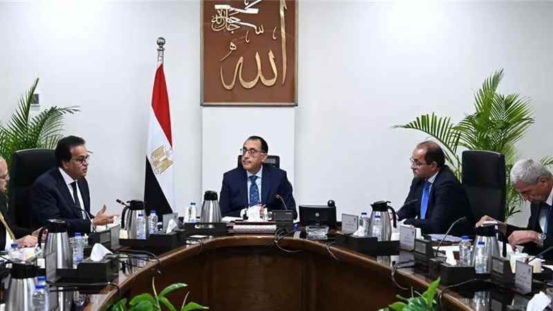 رئيس الوزراء يتابع إجراءات تأمين الأدوية والمستلزمات الطبية وحل أزمة نقص الأدوية