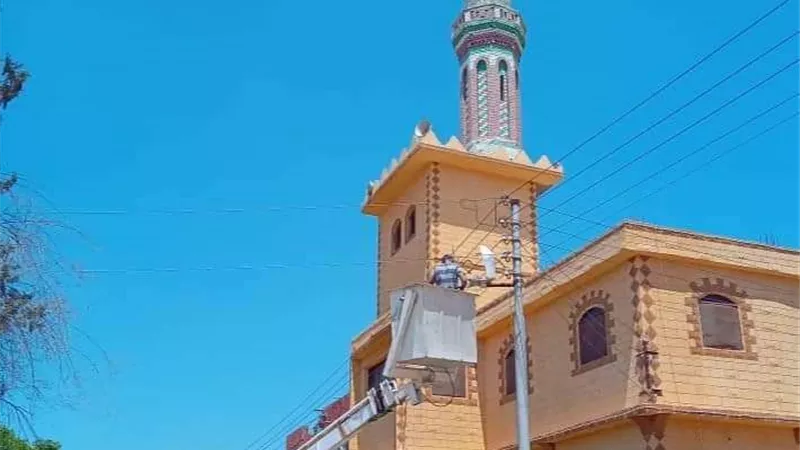 متابعة أعمال صيانة خطوط الإنارة فى قرية بغداد بالبحيرة