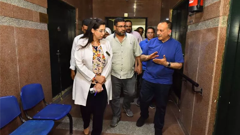 محافظ أسيوط يفاجئ العاملين بعيادات التأمين الصحي ويوجه بتوفير أدوية للمرضى