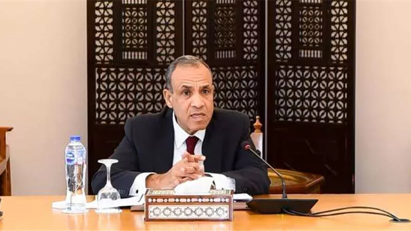 وزير الخارجية يتابع الخطوات التنفيذية اللازمة لرقمنة الخدمات القنصلية مع قيادات الوزارة