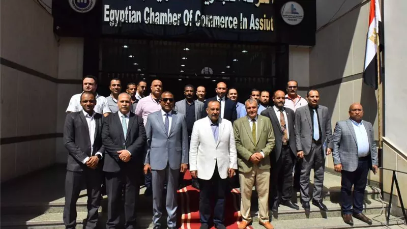محافظ أسيوط يسلم عقود 26 ورشة بمجمع الصناعات للمنتفعين من الشباب