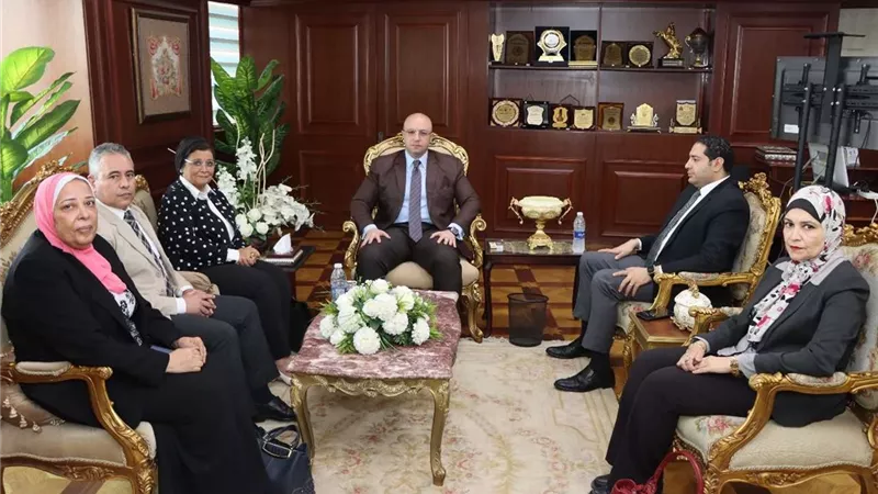 محافظ بني سويف يناقش مع نائب وزير الصحة للسكان وتنمية الأسرة جهود التعامل مع ملف القضية السكانية