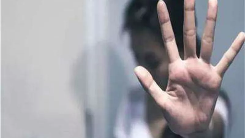 «حلقوا شعرها زيرو».. تفاصيل تعرض فتاة للضرب من قِبل والدها وشقيقها بالمقطم