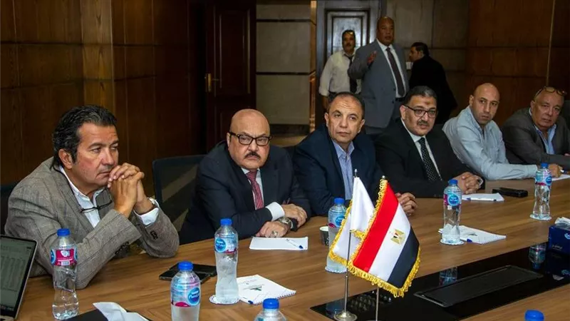 رئيس الغرف التجارية يبحث مشاكل قطاع السيارات مع أعضاء اللجنة العامة