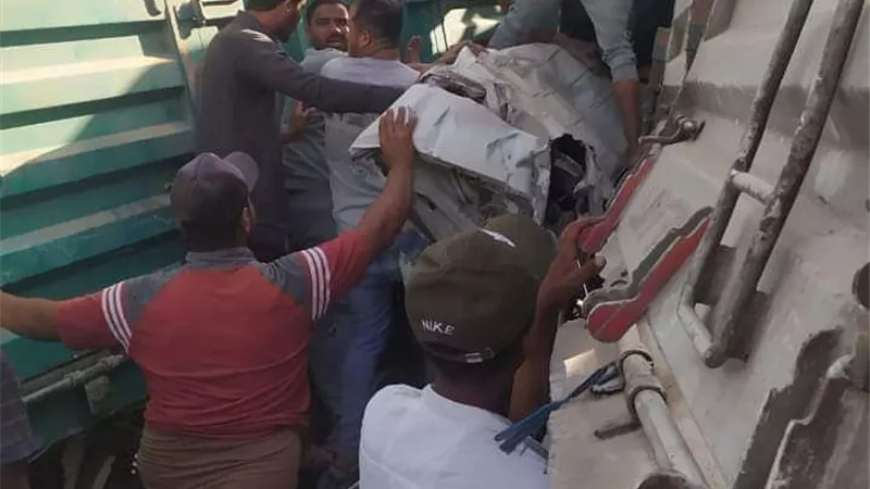 حادثة قطار الإسكندرية.. 4 وفيات و22 مصابًا حصيلة دهس 5 سيارات بمزلقان برج العرب