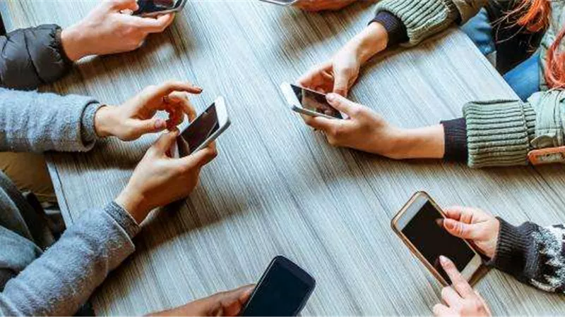 خبير نفسي يحذر: الإفراط في استخدام الإنترنت قد يؤدي إلى الإدمان ويضر بصحة الأطفال والبالغين