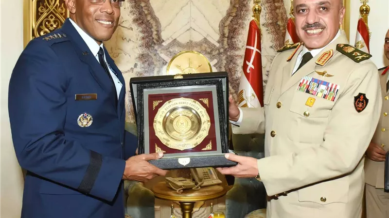 رئيس أركان القوات المسلحة يلتقي رئيس هيئة الأركان المشتركة الأمريكية خلال زيارته لمصر