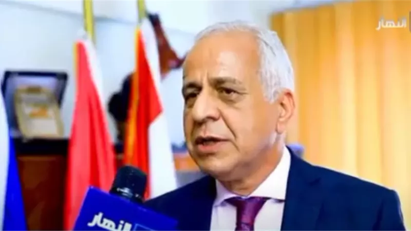 أم مثالية.. اللواء محمد حسين يطالب بتكريم والدة الطالبة الأولى بالثانوية دمج