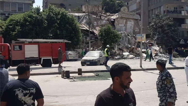 النيابة العامة تأمر بانتداب لجنة هندسية لفحص العقار المنهار بالنزهة