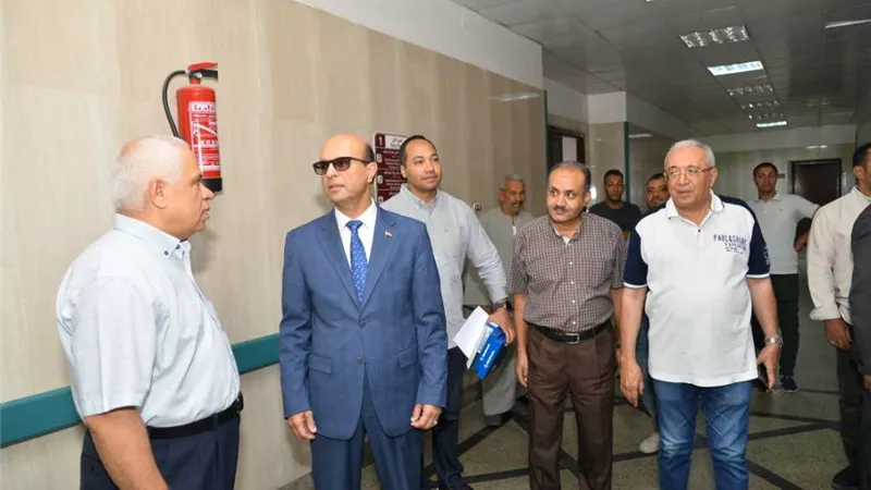 رئيس جامعة أسيوط يتفقد مستشفى جراحة قلب الأطفال