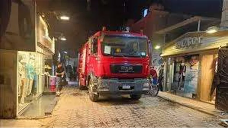 انتداب المعمل الجنائي لمعاينة حريق هائل اندلع داخل فندق فينيسيا