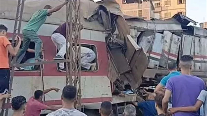 تصادم قطارين بمنطقة الكوبري الجديد في الزقازيق ومحافظ الشرقية يتابع الحادث