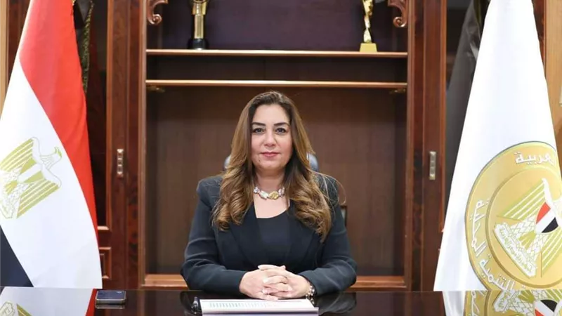 وزيرة التنمية المحلية تتابع حادث تصادم قطارين في الزقازيق
